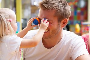 ©micromonkey-Fotolia_Mann mit Kind